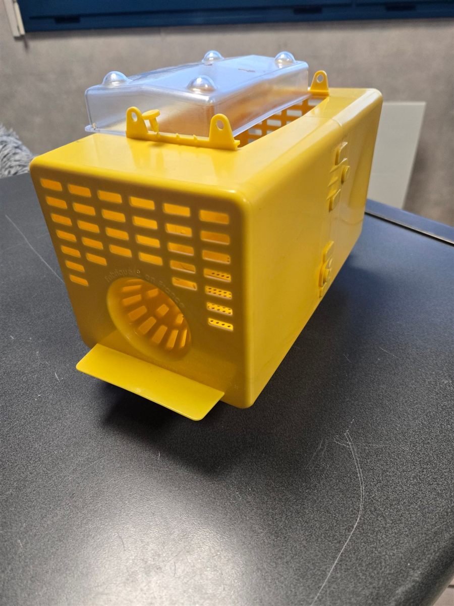 Piège sélectif à frelon asiatique jaune fabriqué en France, distribué aux habitants par Aquacollect