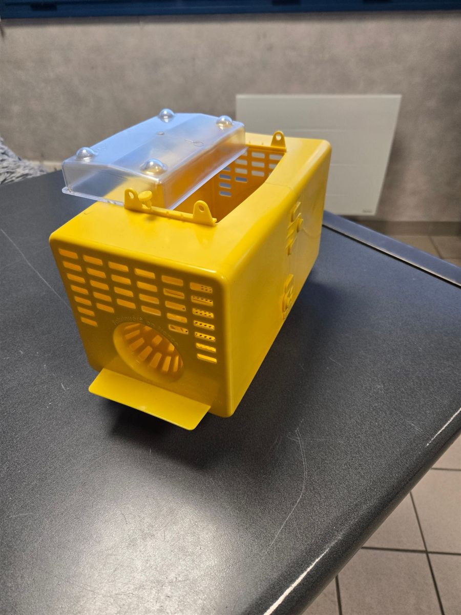 Piège à frelon asiatique ouvert avec son couvercle transparent