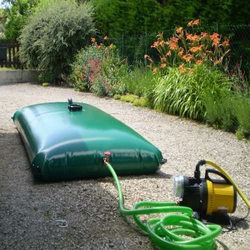 Pompe d'arrosage raccordée à un récupérateur d'eau de pluie