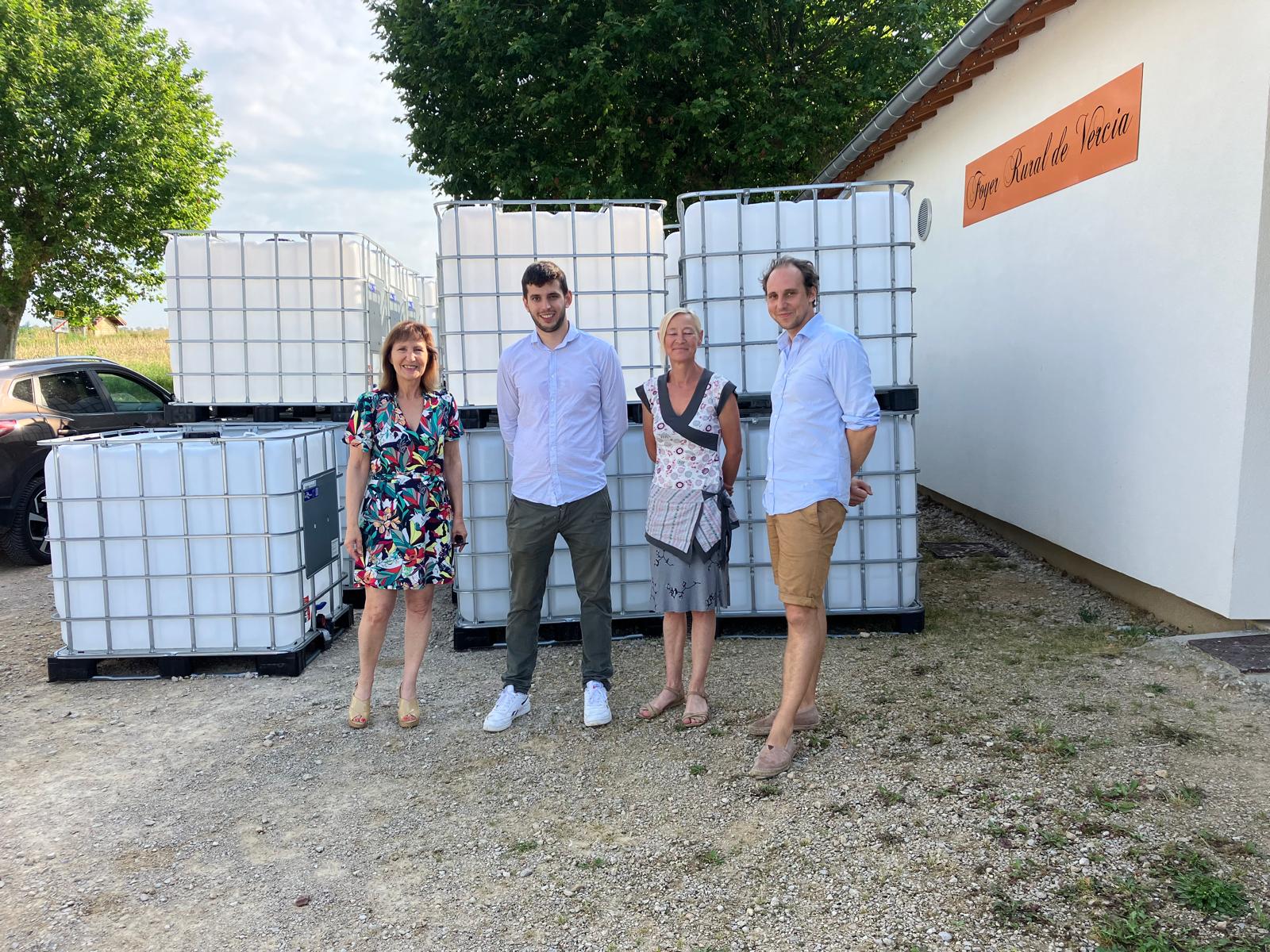 Équipe Aquacollect et élus lors de la distribution à Val-Sonnette
